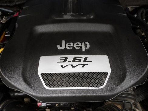 Used 2012 Jeep Wrangler Unlimited Sahara image 9