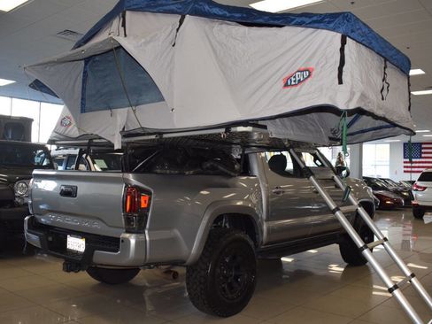 Used 2017 Toyota Tacoma TRD Off-Road image 11