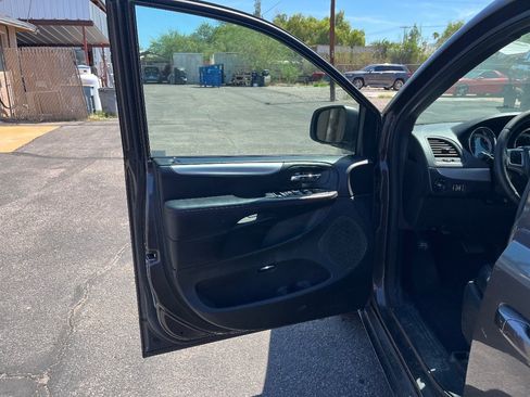 Used 2016 Dodge Grand Caravan R/T w/ Driver Convenience Group FWD image 12