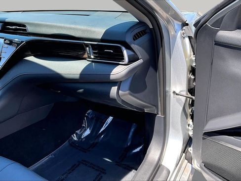 Used 2019 Toyota Camry LE FWD image 18