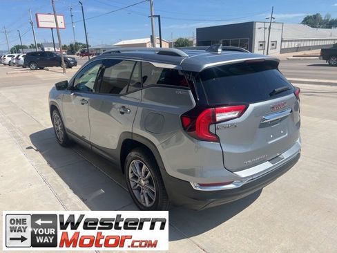 Used 2023 GMC Terrain SLT image 4