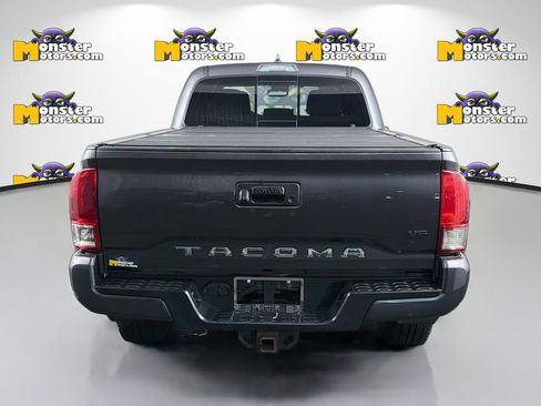 Used 2017 Toyota Tacoma TRD Sport AWD/4WD image 6