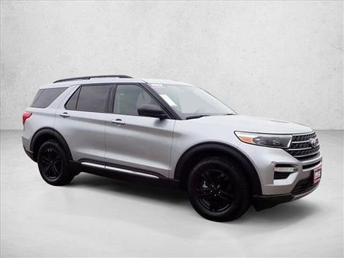 Used 2022 Ford Explorer XLT w/ Equipment Group 202A AWD/4WD image 6