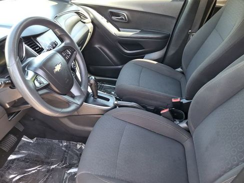 Used 2022 Chevrolet Trax LS w/ Tint and Cruise Package AWD/4WD image 17