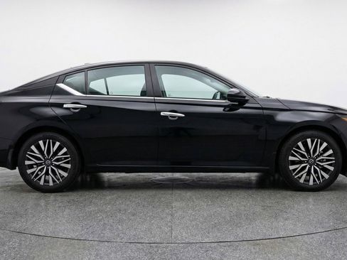 Used 2025 Nissan Altima 2.5 SV image 11
