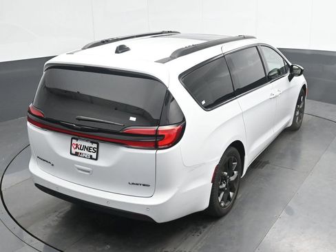 Used 2025 Chrysler Pacifica Limited image 37