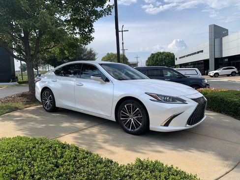 Used 2025 Lexus ES 300h w/ Premium Package FWD image 2