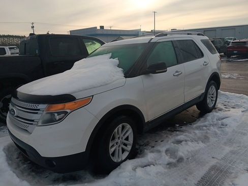 Used 2013 Ford Explorer XLT w/ Class III Trailer Tow Pkg image 3