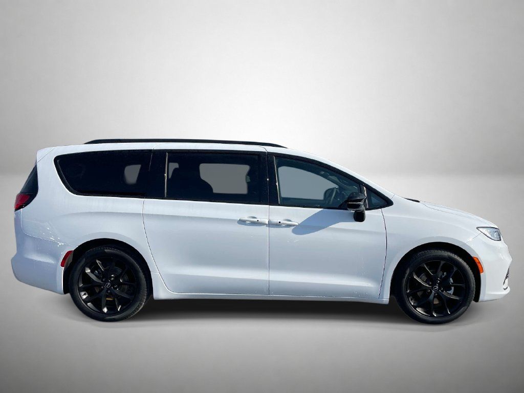 Used 2025 Chrysler Pacifica Limited FWD image 2