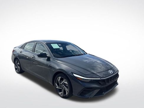 Used 2025 Hyundai Elantra Sport FWD image 3