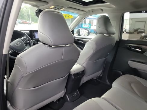 Used 2020 Toyota Highlander Limited FWD image 12