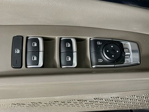 Used 2025 Kia Carnival FWD image 15