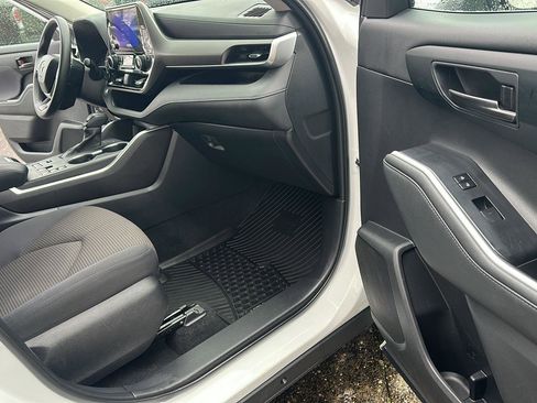 Used 2024 Toyota Highlander LE image 14