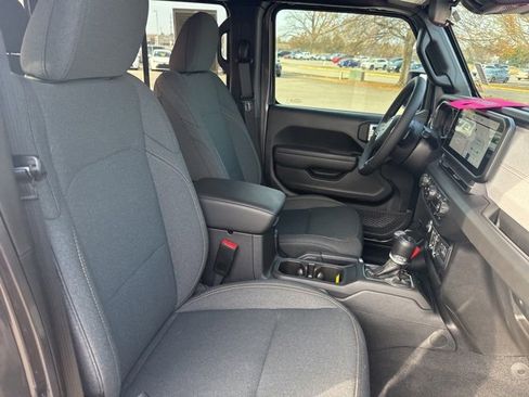 Used 2025 Jeep Gladiator Sport image 10