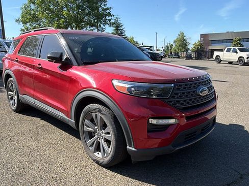 Used 2022 Ford Explorer XLT w/ Equipment Group 202A RWD image 3