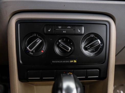 Used 2014 Volkswagen Beetle 1.8T image 16