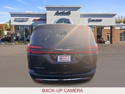 Used 2023 Chrysler Pacifica Touring-L FWD image 6
