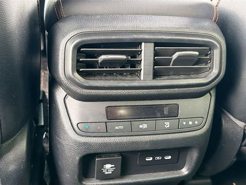 Used 2025 Honda Pilot TrailSport image 10