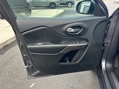 Used 2021 Jeep Cherokee Limited image 29