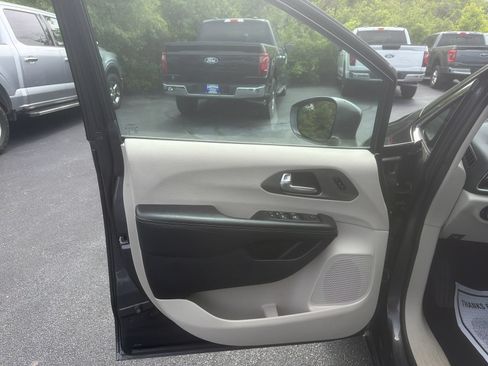 Used 2022 Chrysler Pacifica Touring-L FWD image 10