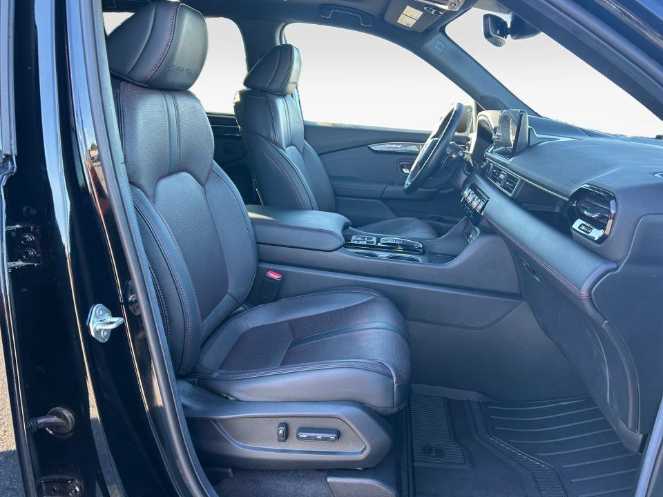 Certified 2025 Honda Pilot Black Edition image 28