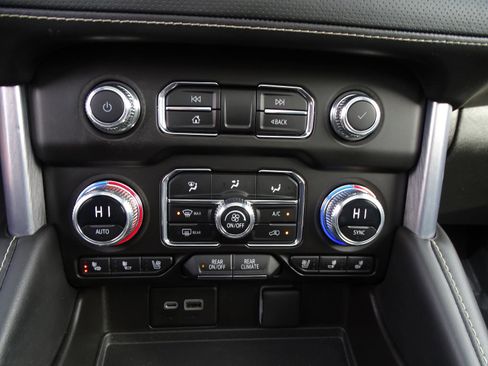 Used 2023 GMC Yukon XL SLT image 26