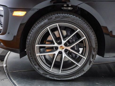 Certified 2025 Porsche Macan image 10
