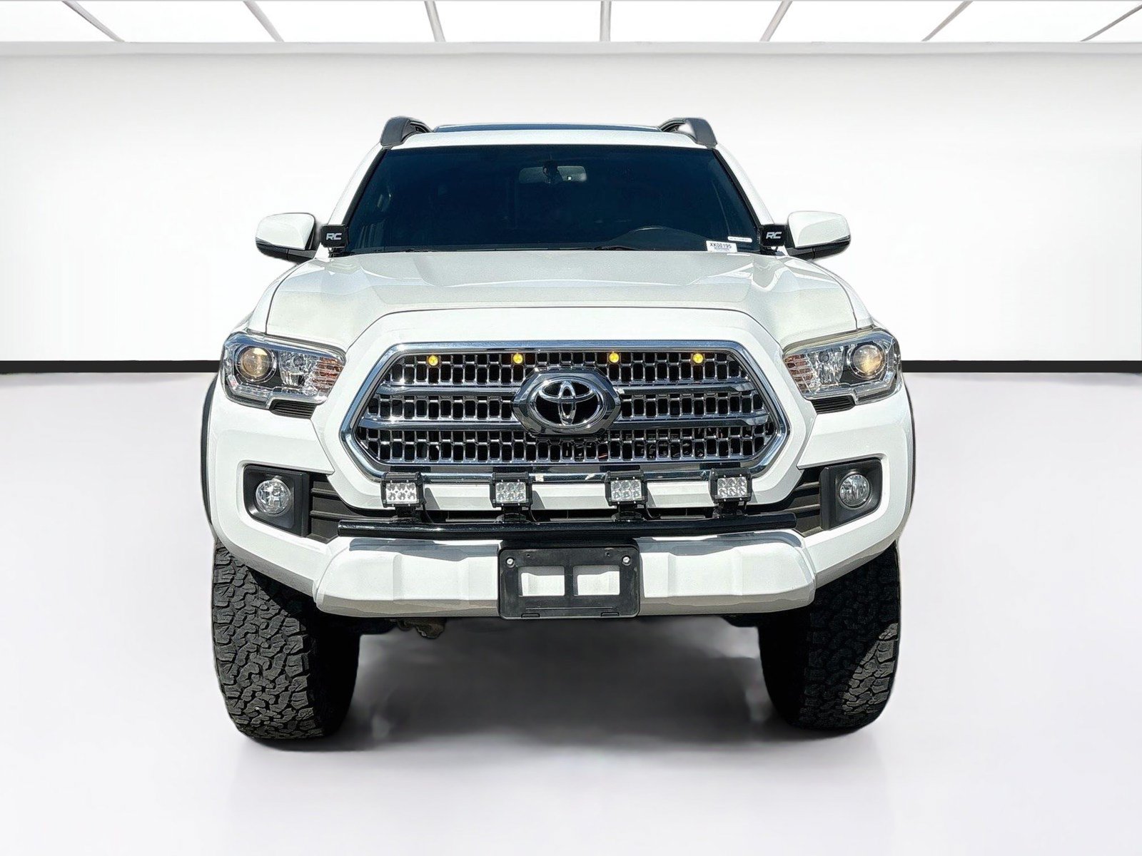 Used 2016 Toyota Tacoma TRD Off-Road RWD image 2