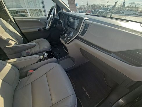 Used 2020 Toyota Sienna XLE image 21