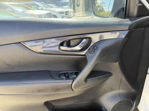 Used 2018 Nissan Rogue SV AWD/4WD image 5
