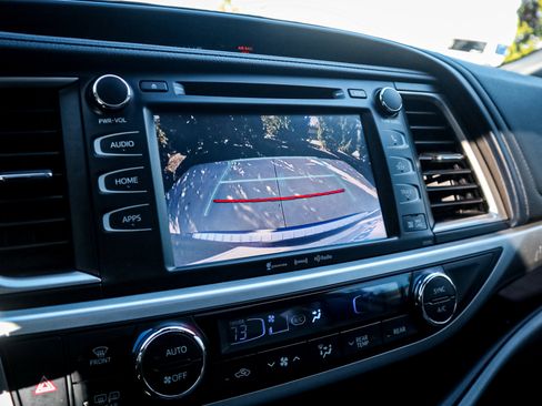 Used 2019 Toyota Highlander XLE image 25