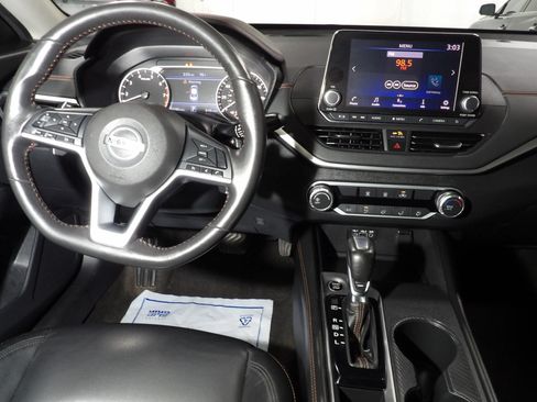 Used 2022 Nissan Altima 2.5 SR FWD image 11