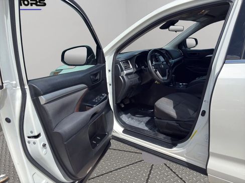 Used 2018 Toyota Highlander LE image 23
