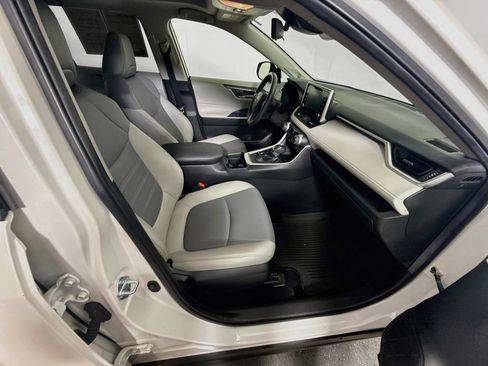 Certified 2021 Toyota RAV4 XLE Premium AWD/4WD image 27