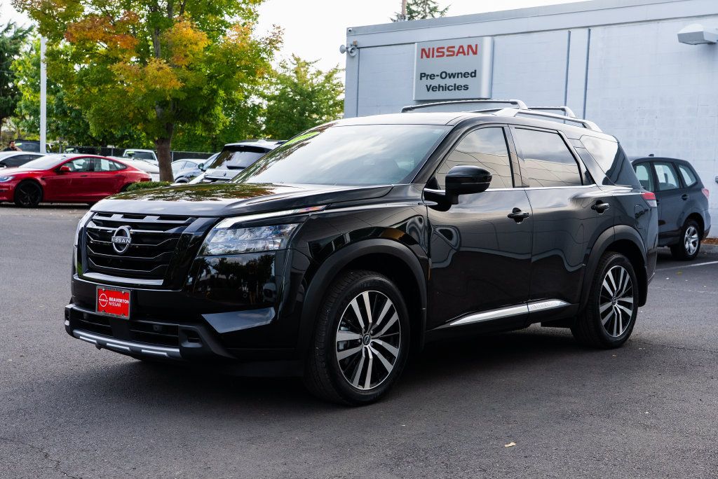 Used 2025 Nissan Pathfinder Platinum w/ Black Appearance Package AWD/4WD image 3