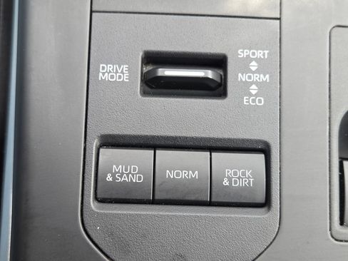 Used 2024 Toyota Highlander XLE AWD/4WD image 11