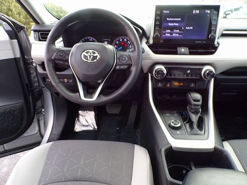 Used 2022 Toyota RAV4 XLE image 18
