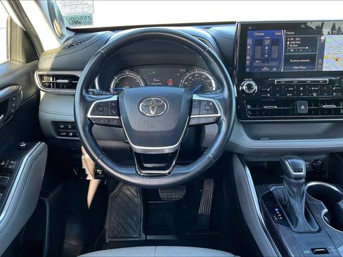 Used 2022 Toyota Highlander Limited image 8
