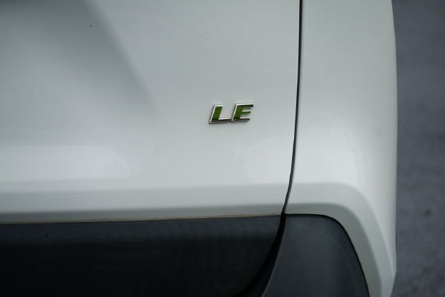 Used 2021 Toyota RAV4 LE FWD image 7