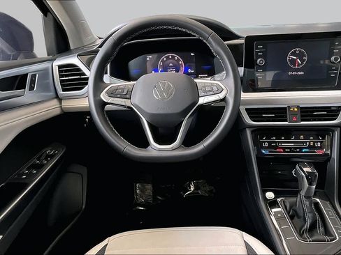 Used 2025 Volkswagen Taos SE FWD image 6