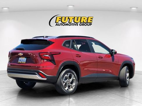 Used 2024 Chevrolet Trax LT w/ Driver Confidence Package FWD image 4