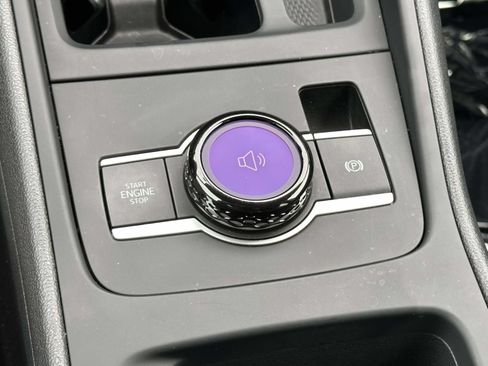 Certified 2025 Volkswagen Tiguan SE AWD/4WD image 20