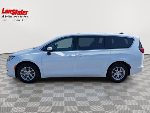 Used 2023 Chrysler Voyager LX FWD image 2
