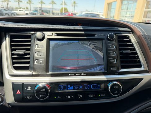 Used 2019 Toyota Highlander XLE FWD image 29