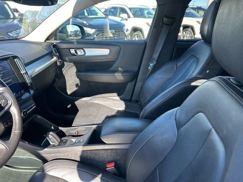 Used 2019 Volvo XC40 T5 Momentum image 2