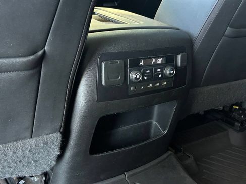 Used 2017 GMC Yukon XL SLT w/ Premium Edition AWD/4WD image 36