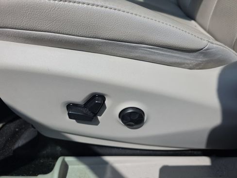 Used 2018 Chrysler Pacifica Touring-L FWD image 13