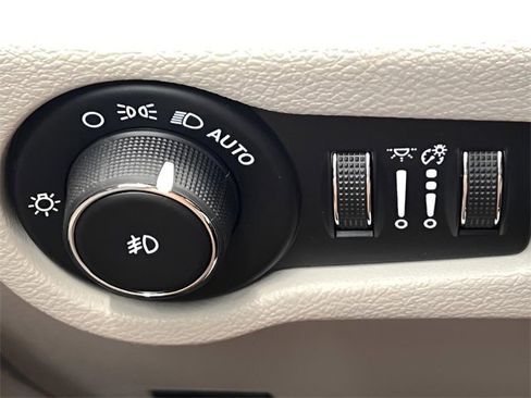Used 2019 Chrysler Pacifica Limited image 19