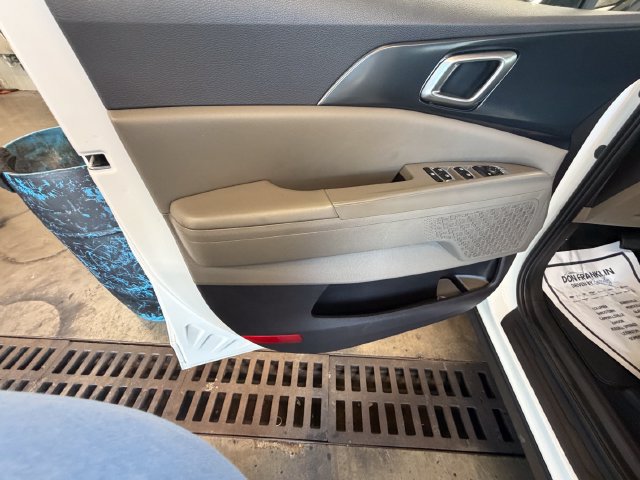 Used 2025 Kia Carnival FWD image 10