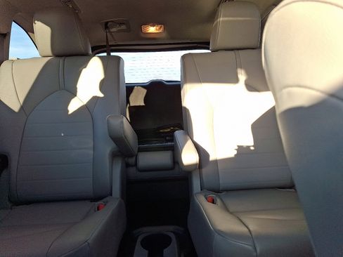 Used 2020 Toyota Highlander XLE image 19